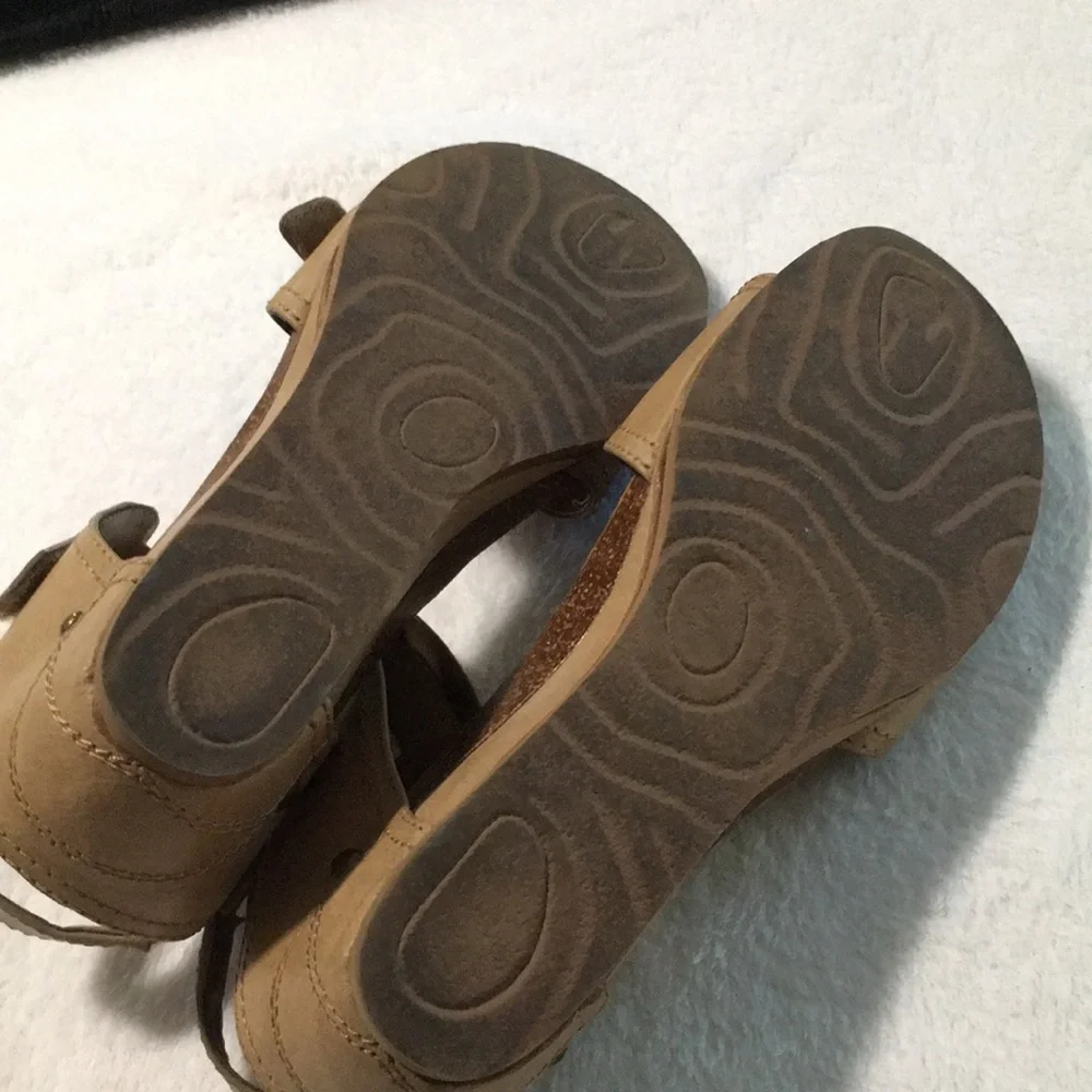 Hocus Pokus Tira woman’s tan Velcro strapped partial cork wedge sandals size 9